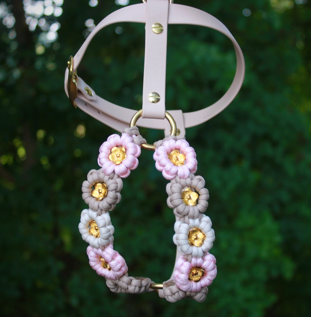 Hundegeschirr mit Blumen selbst gestalten